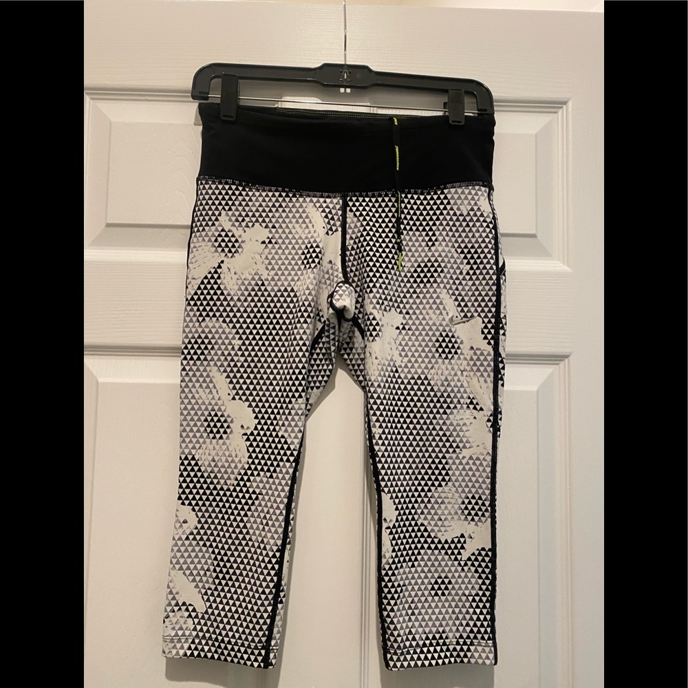Nike Women’s black and white print crop dry fit leggings